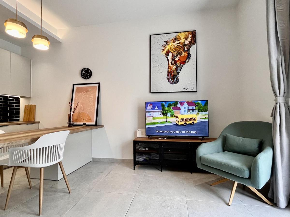 Chic Getaway Near Stavros Niarchos Apartment Athena Bagian luar foto